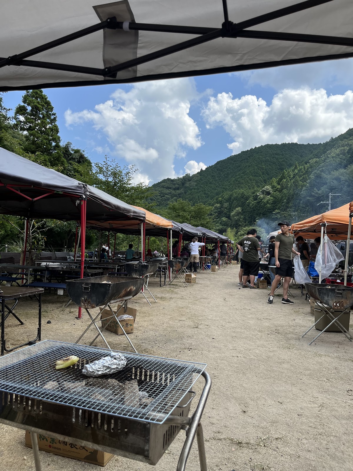 川とＢＢＱのキャンプフィールドの実際の写真